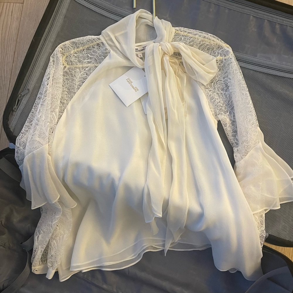 Diane Avon Furstenberg Slik Blouse size S - new with tags